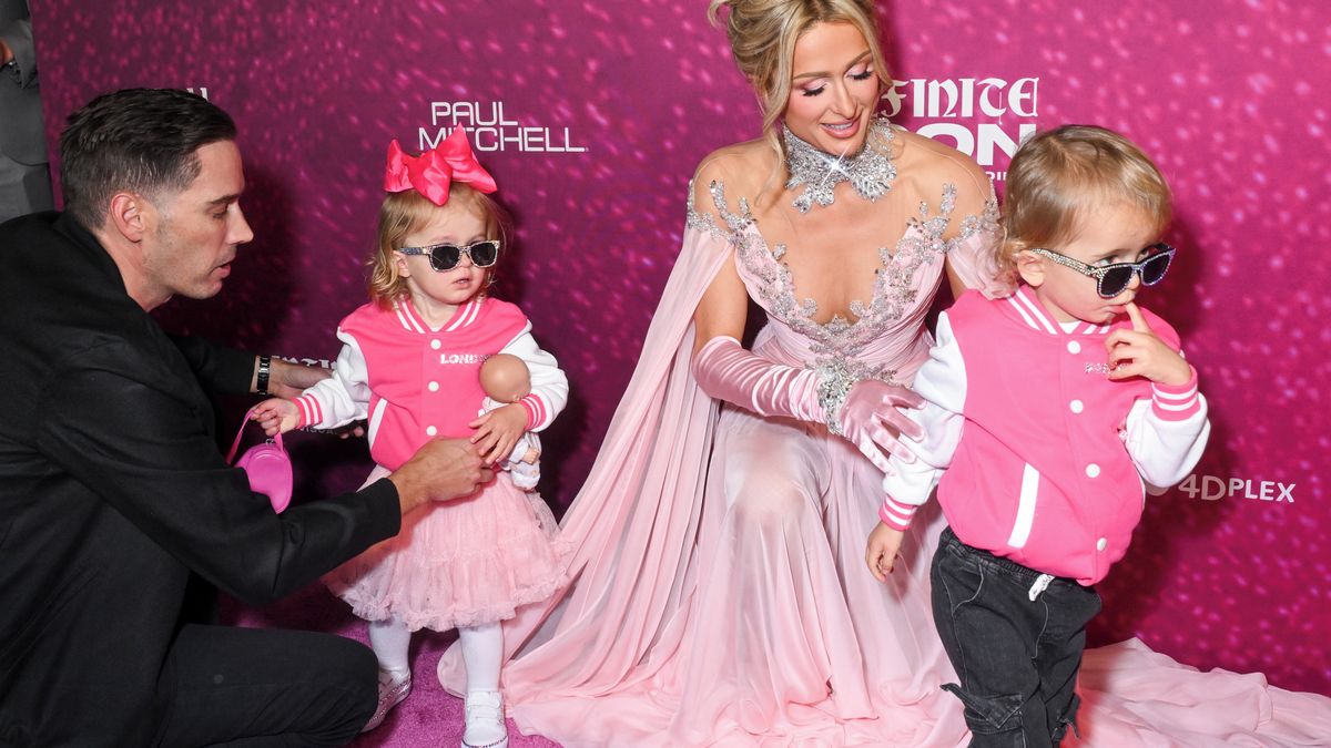 ‚Přezrálé princezně‘ Paris Hilton (44) se vysmáli za výběr šatů na premiéru. Schytala to i za styling dětí