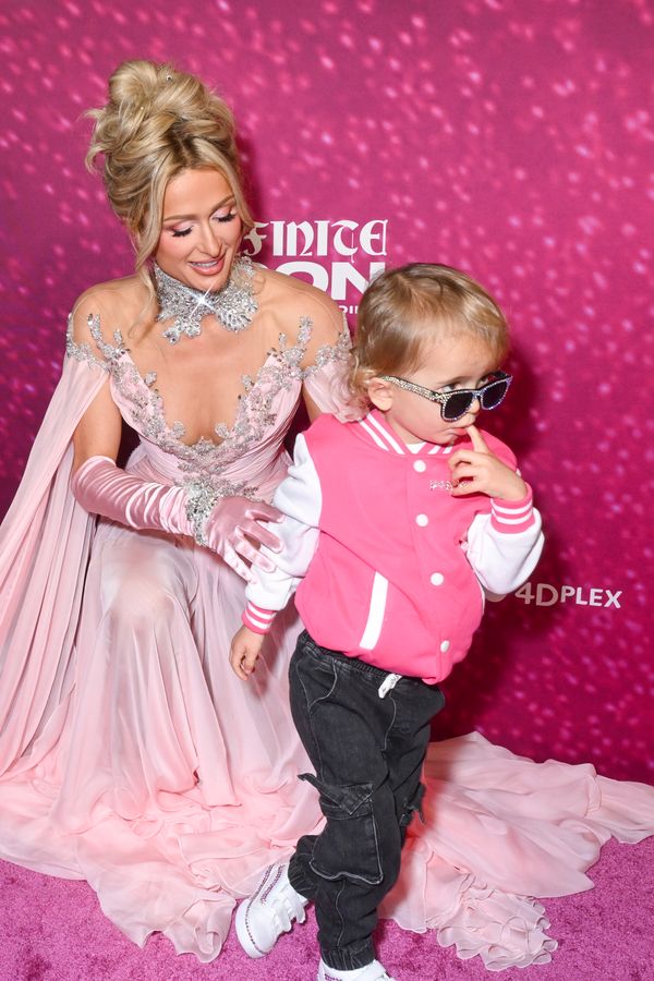 ‚Přezrálé princezně‘ Paris Hilton (44) se vysmáli za výběr šatů na premiéru. Schytala to i za styling dětí - fotka 1/1