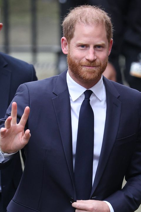 Princ Harry opět v Londýně kvůli soudnímu sporu: Kde nechal vlasy? Žasnou lidé