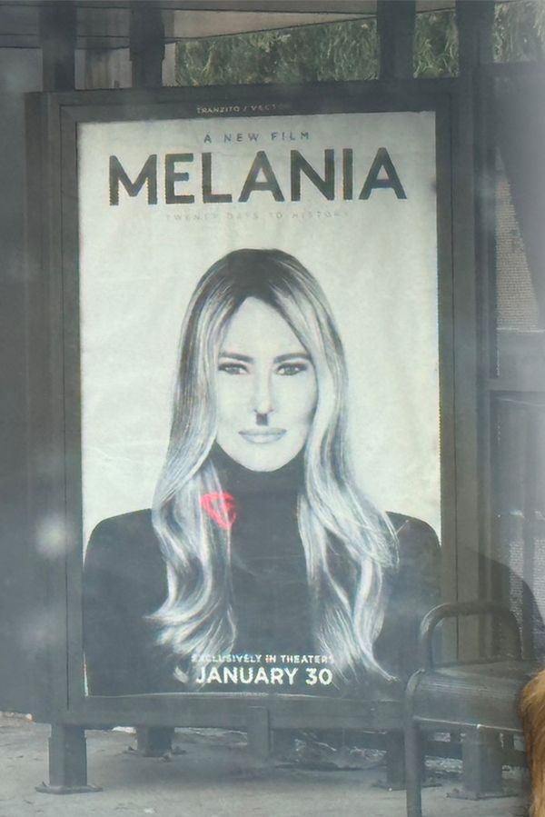 Udělali z ní Hitlera a manželku pedofila! Lidé v Los Angeles zdemolovali zastávky s reklamou na film Melanie Trump - fotka 1/1