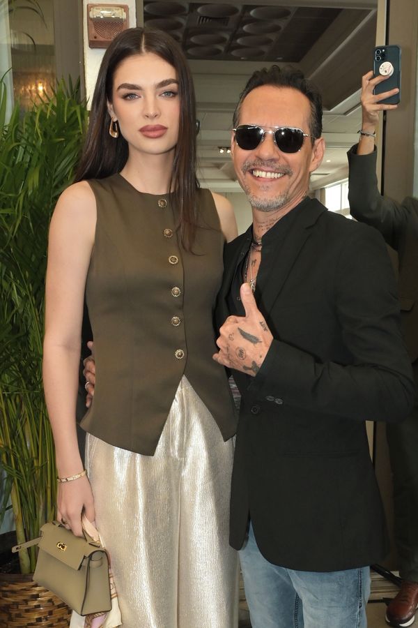 Zpěvák (57), který zapříčinil trapas na svatbě Brooklyna Beckhama, čeká osmé dítě! Druhé se čtvrtou manželkou - fotka 1/1