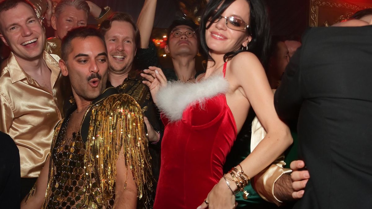 Zhnusila se mi! Fanoušci krutě naložili Lily Allen za její ‚vulgární‘ roznožku v bikinách na dovolené