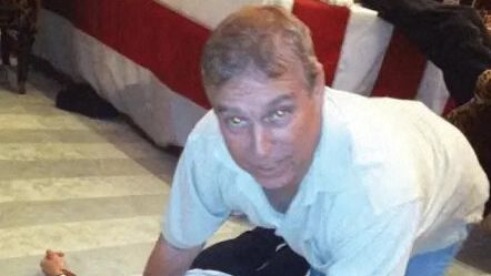 Další šokující záběry prince Andrewa z Epsteinova spisu: Na všech čtyřech se sklání nad ležící ženou