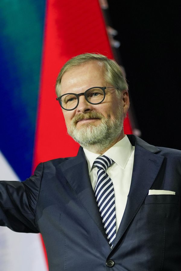 Expremiér Petr Fiala vzal manželku do tropického ráje: Tentokrát hejtři jen lapají po dechu a mlčí - fotka 1/1