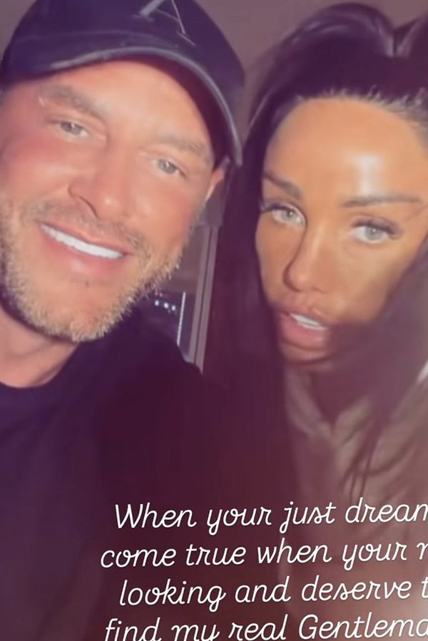 Týden po rozchodu zásnuby! Katie Price se pochlubila obřím diamantem i tajemným fešákem - fotka 1/1