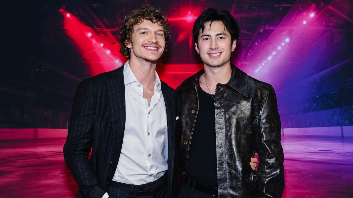 Hodně žhavá podívaná: Hvězdy nového seriálového hitu nesly ulicemi olympijský oheň. Fanoušci se mohli zbláznit