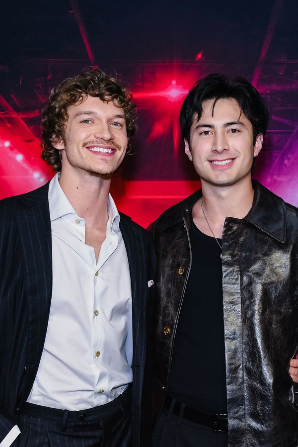 Hodně žhavá podívaná: Hvězdy nového seriálového hitu nesly ulicemi olympijský oheň. Fanoušci se mohli zbláznit - fotka 1/1