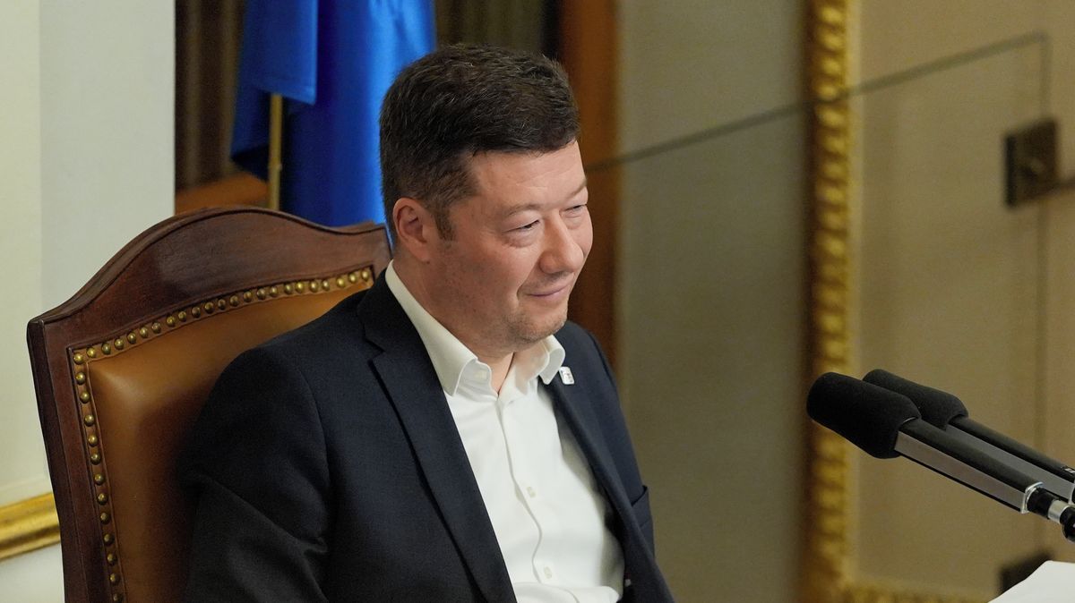 Jen s Ukrajinou si nevystačí: Tomio Okamura ze Sněmovny pozdravil s němou tváří v náručí. Štěně bylo hodně nesvé