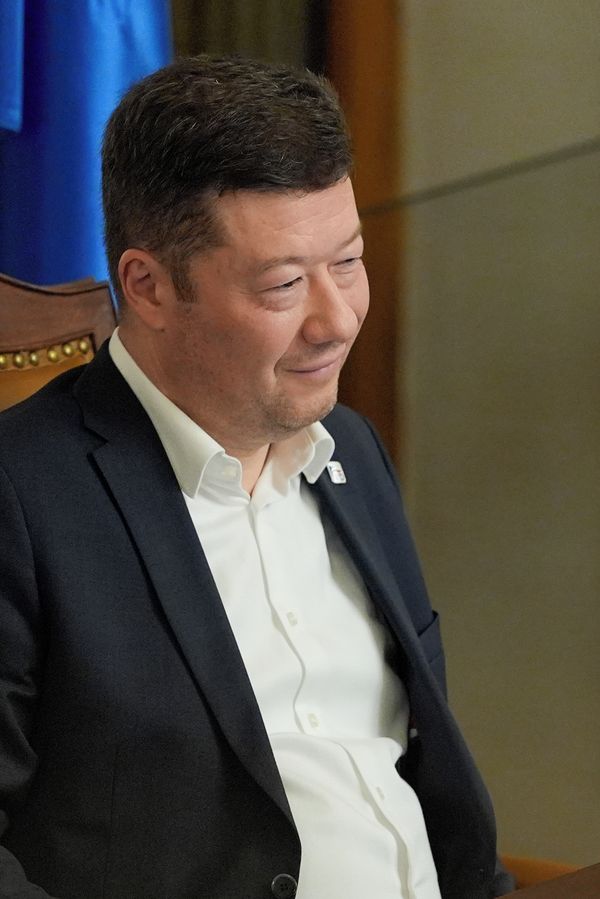 Jen s Ukrajinou si nevystačí: Tomio Okamura ze Sněmovny pozdravil s němou tváří v náručí. Štěně bylo hodně nesvé - fotka 1/1