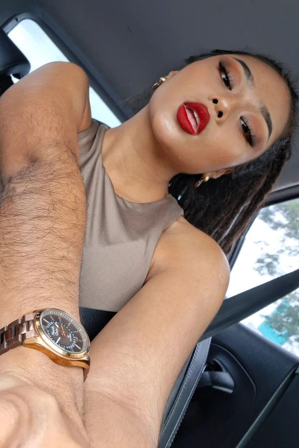 „Říkají mi opice a ať se oholím. Já se ale bez chlupů cítím nahá,“ říká žena, která se rozhodla jít proti očekáváním   - fotka 1/1