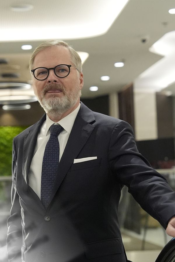 Glosa: Lidovci si můžou vzít od ODS za cisternu tichého vína Petra Fialu - fotka 1/1