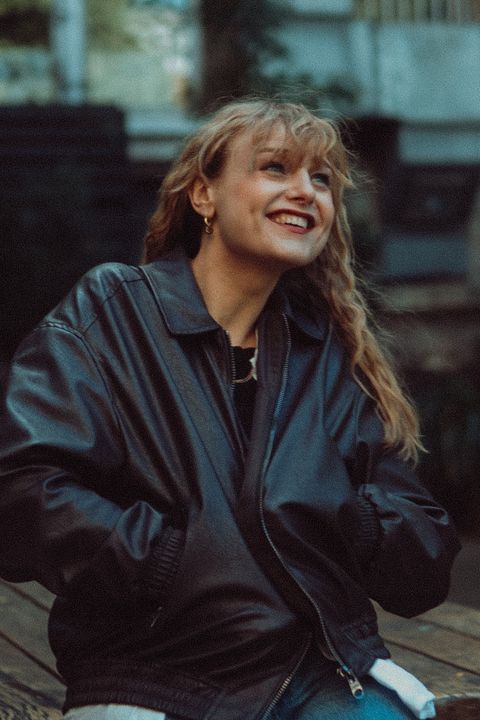 Talentovaná zpěvačka a držitelka Anděla za sebou má náročný rozchod. Před potížemi utekla do Londýna