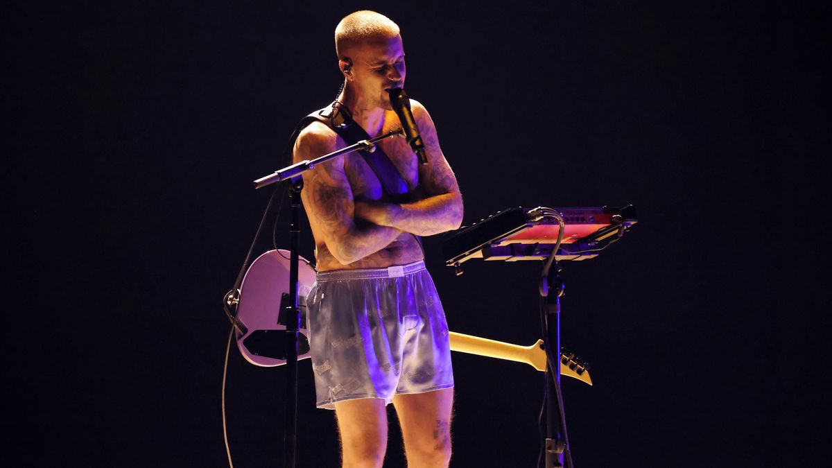 Justin Bieber po letech na pódiu. Svým outfitem lidem vyrazil dech. Ukázal i vytetovanou hlavu manželky na zádech