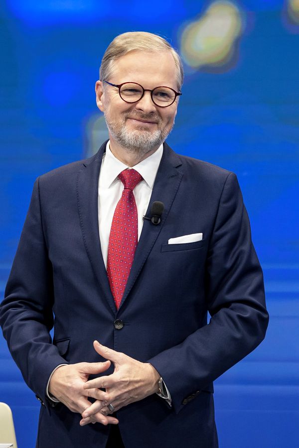 Expremiér Petr Fiala se zvěčnil na traktoru: Stejně jako cestou na Ještěd šokoval oblečením. Došlo i na sako? - fotka 1/1