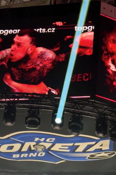 Vyhrocený Clash: Mikuláškovi soupeř ukousl ucho, pak se strhla hromadná rvačka mezi diváky!