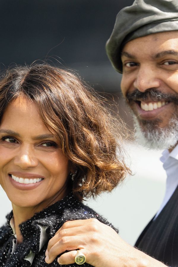 Poprvé ho měla odmítnout, podruhé už kývla: Bývalá Bond girl se bude počtvrté vdávat! Na ruce ji tíží několik diamantů - fotka 1/1