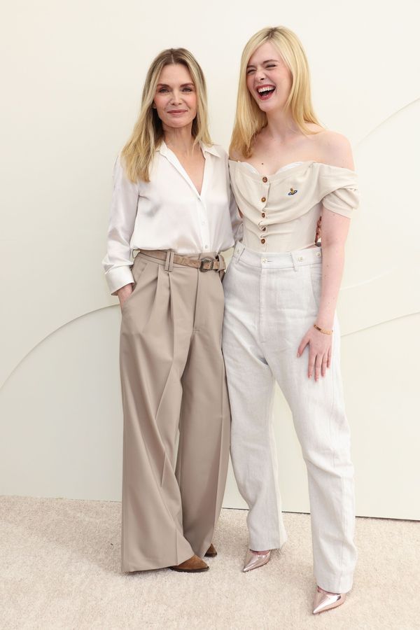 Geny, nebo zázračné ruce chirurga? Michelle Pfeiffer a Elle Fanning dělí dvě generace, ale vypadají prý spíš jako sestry - fotka 1/1