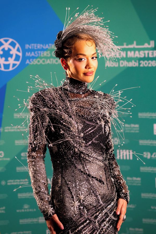 Jen v kalhotkách na vaně: Zpěvačka Rita Ora podráždila před vystoupením fanoušky. Pak vypustila orla - fotka 1/1