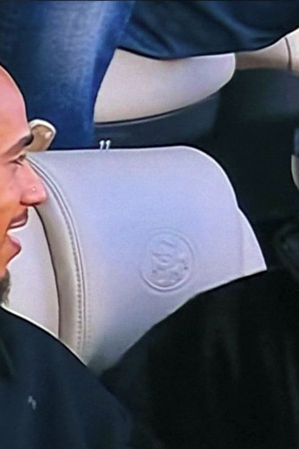 Kardashian a Hamilton spolu na SuperBowlu! Kamery zachytily jejich velmi zvláštní rozhovor. Odbornice práskla, o čem byl - fotka 1/1