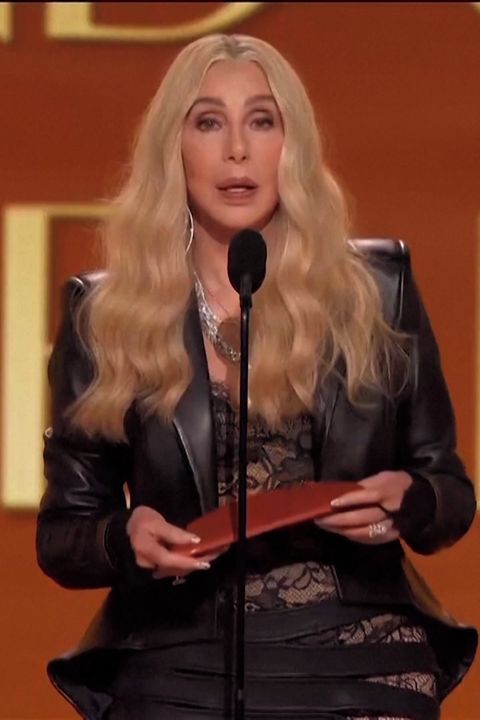 Trapas večera na Grammy. Cher zapomněla vyhlásit vítěze a pak vyřkla jméno 20 let mrtvého umělce! Fanoušky ale pobavila