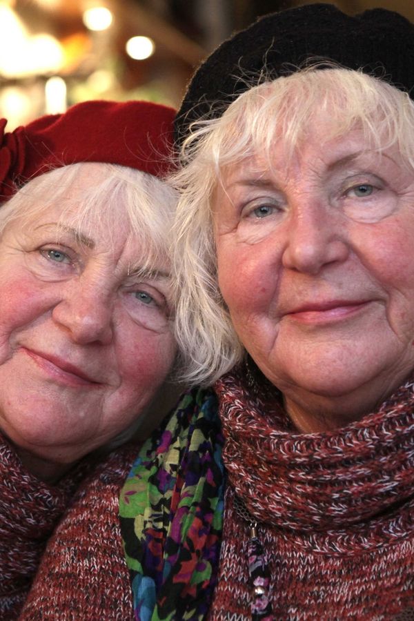 Tato dvojčata byla nejstaršími sexuálními společnicemi na světě. Do důchodu šla až v 70 letech - fotka 1/1