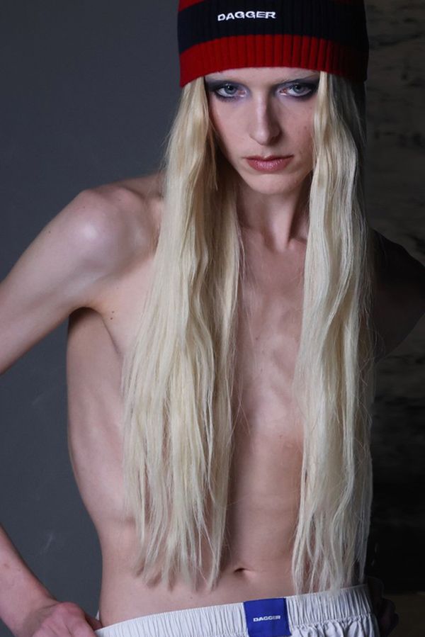 Konec vychrtlých modelek? Ani náhodou! Na přehlídce v Berlíně šokovala dívka, které se daly spočítat kosti - fotka 1/1