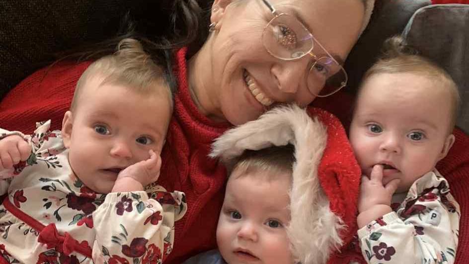 Dávali jí jen pětiprocentní šanci, přesto v padesáti porodila trojčata. Matka 7 dětí tvrdí, že mateřství je teď snazší