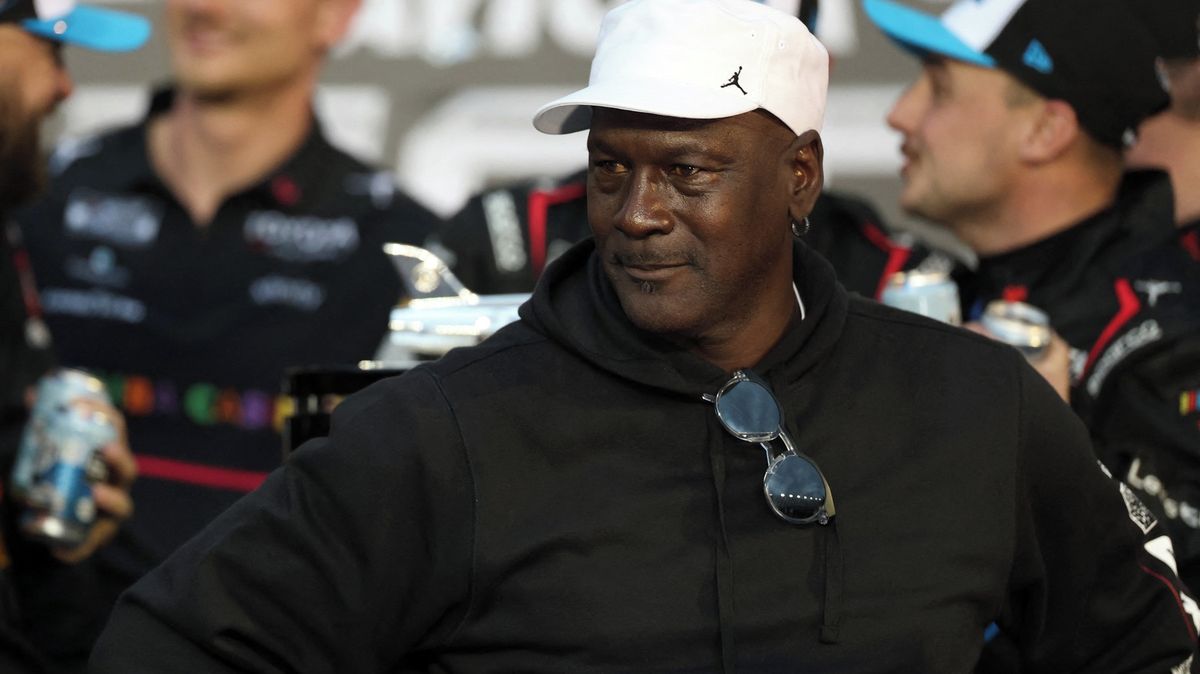 Tohle není v pořádku! Michael Jordan se ocitl pod palbou kvůli videu, kde sahá chlapci na záda. Vysvětlení vás zaskočí