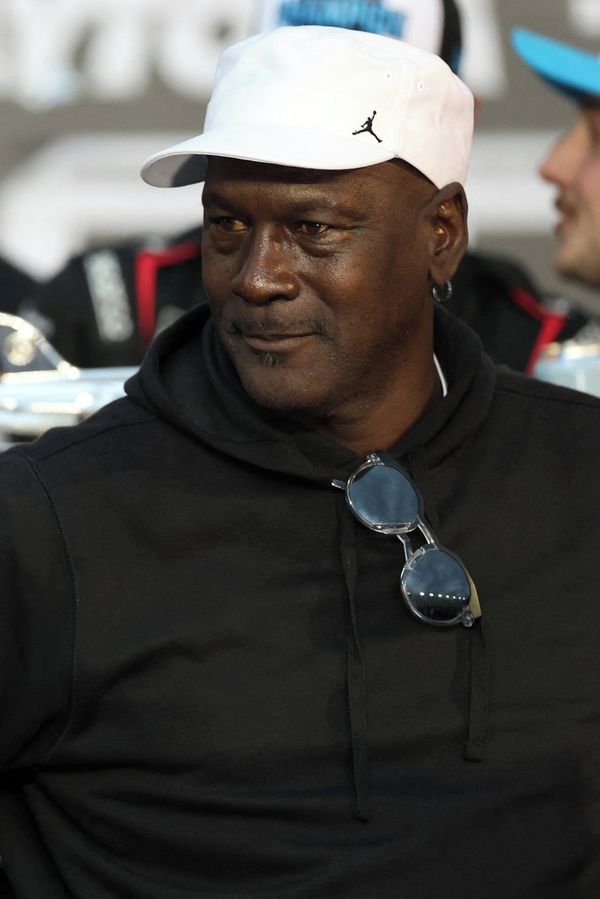 Tohle není v pořádku! Michael Jordan se ocitl pod palbou kvůli videu, kde sahá chlapci na záda. Vysvětlení vás zaskočí - fotka 1/1