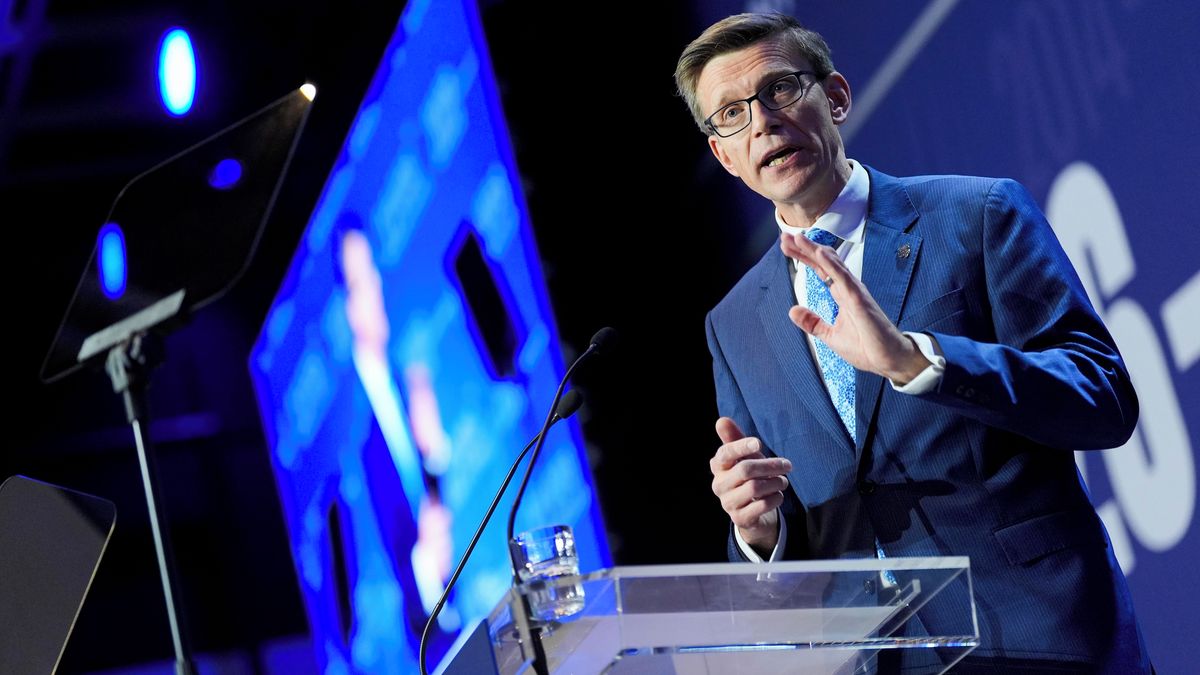 Exministr Kupka nechce být za suchara: Povolal manželku Miriam a tasil humor, byl z toho valentýnský trapas