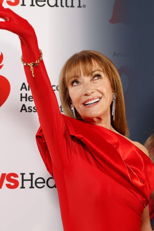 Právě oslavila 75. narozeniny, před fotografy se ale chová jako dvacítka: Laškující Jane Seymour rozzářila premiéru - fotka 1/1