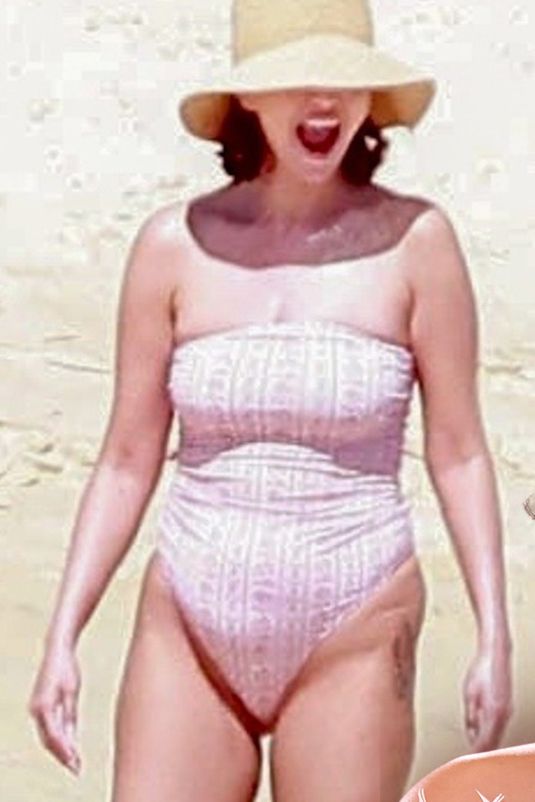 Chtěli jste ji ztrapnit, ale nepovedlo se. Selenu Gomez na paparazzi fotkách v plavkách chválí. Nádherná, skutečná žena  - fotka 1/1