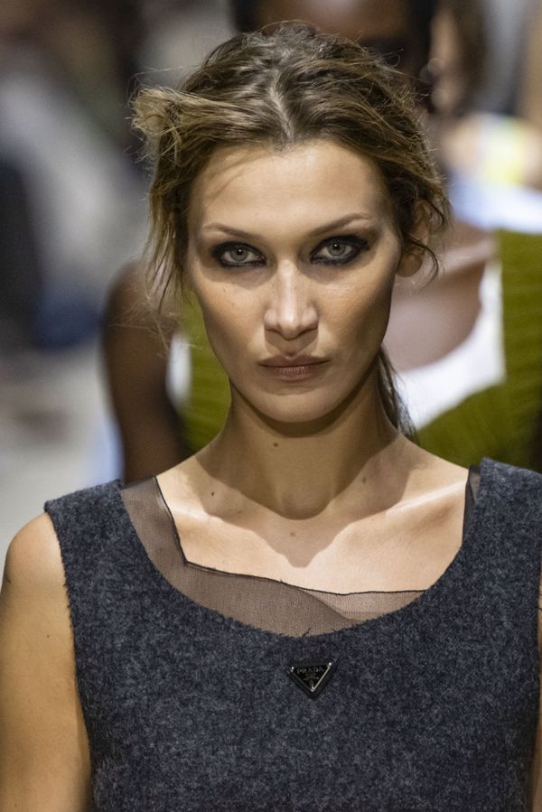 Bella Hadid jako stará mladá: Prada ji oblékla do nejhorších modelů týdne módy. Kde je jiskra mládí? ozývá se - fotka 1/1