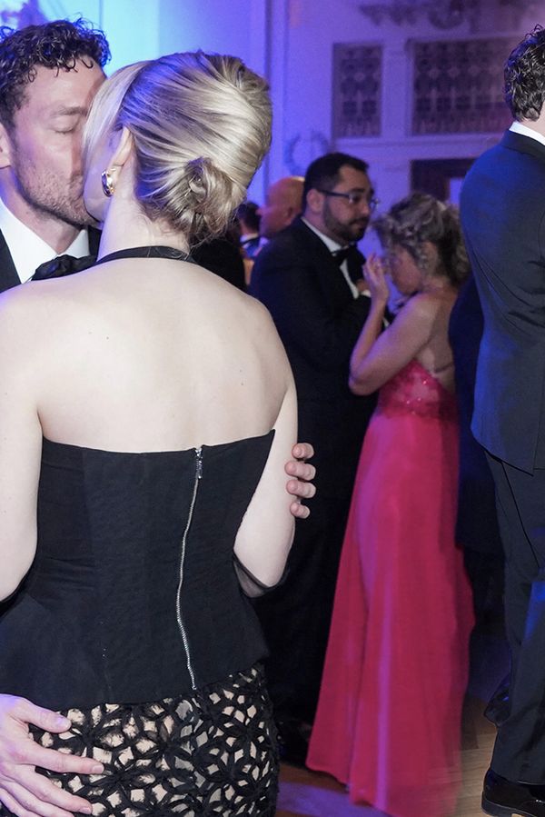 Divočina na plese: Heidi neuhlídala rozparek, roztančený Faltýnek, Bachelor si svoji lásku držel za zadek - fotka 1/1