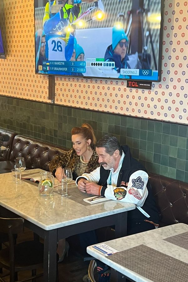 Toho tam nikdo nečekal! V Českém domě na olympiádě v Itálii řádí i legendární hokejový kouč Hrouzek - fotka 1/1