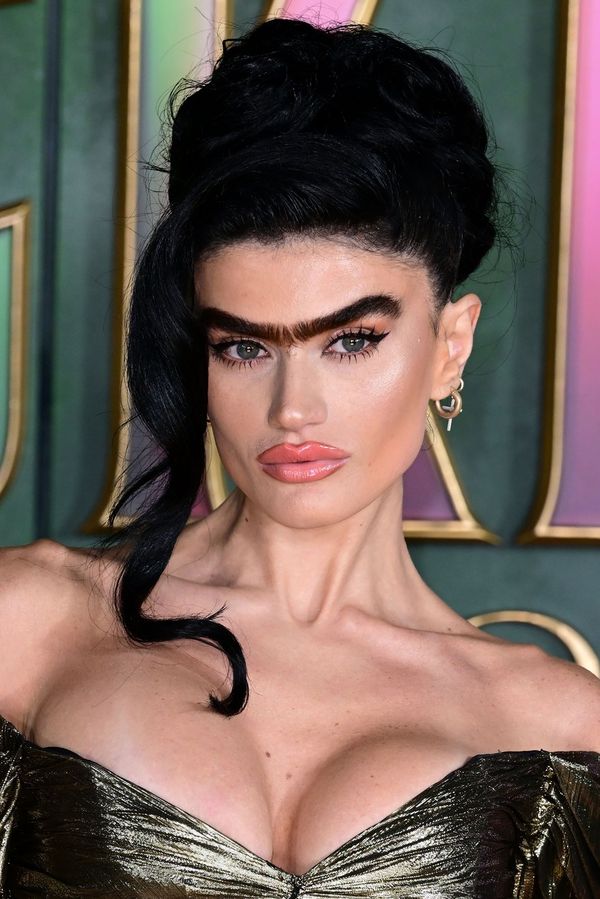 Slavná modelka má husté srostlé obočí. Nechutné, píší jí. Ona ale hejtry slušně odpálkovala - fotka 1/1