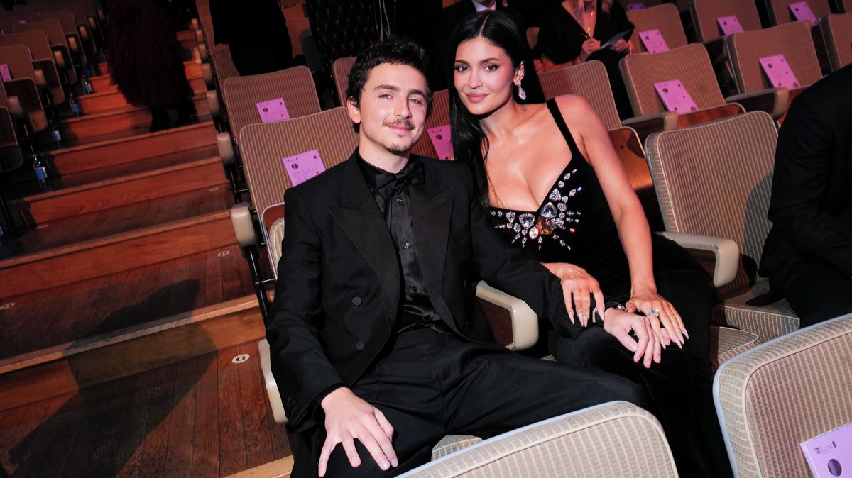 Silikony nacpala do menších šatů, aby odvedla pozornost. Všímavé fanoušky ale nezmátla: Kylie Jenner má novinku