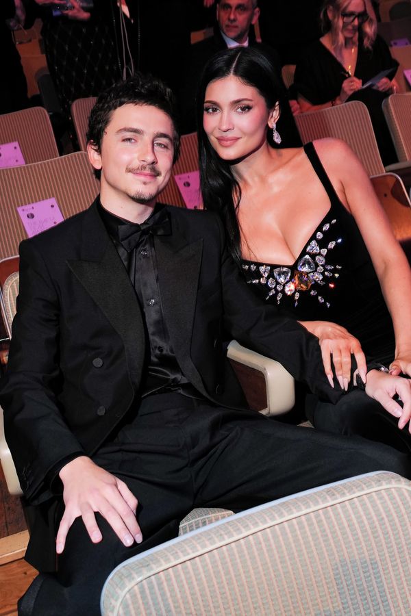 Silikony nacpala do menších šatů, aby odvedla pozornost. Všímavé fanoušky ale nezmátla: Kylie Jenner má novinku - fotka 1/1