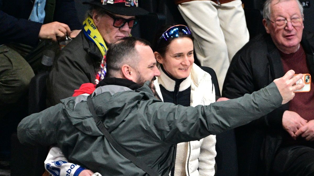 Sáblíková přinesla hokejistům štěstí: Vysmátá fotka s Pastrňákem a pak nervy v hledišti. Legenda byla na roztrhání