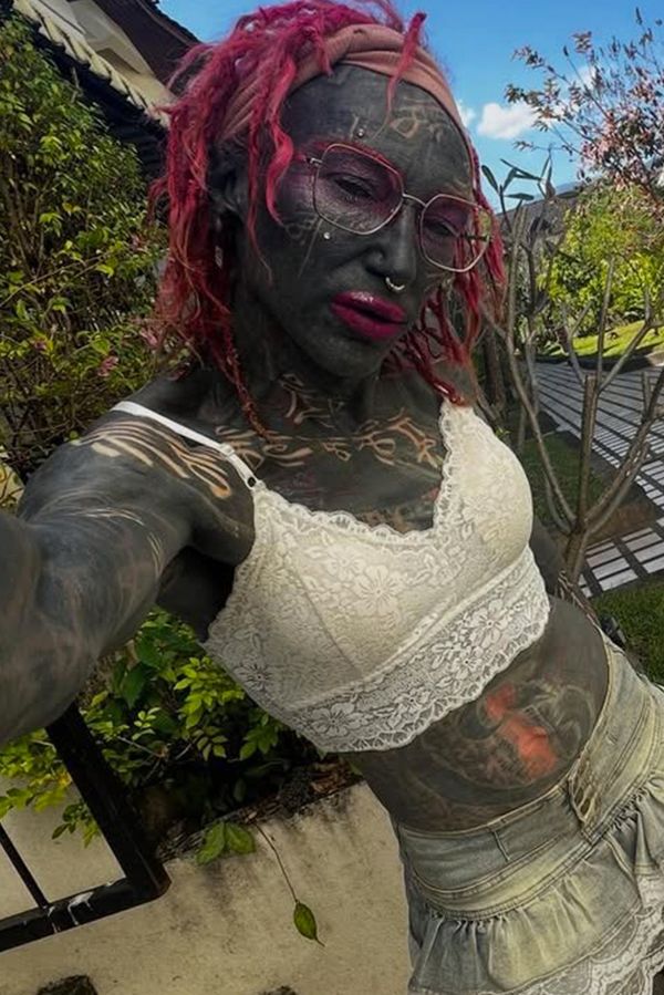 Uřízla si kus uší, prstu i bradavky. Teď kontroverzní umělkyně vytetovala ženě slepé oko a výsledkem všechny nadchla - fotka 1/1