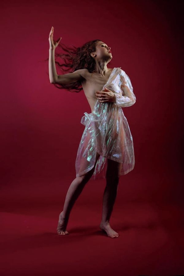 Eva Toulová nahá před objektivem. Intimní partie jí tentokrát zakrývalo jen lano - fotka 1/1