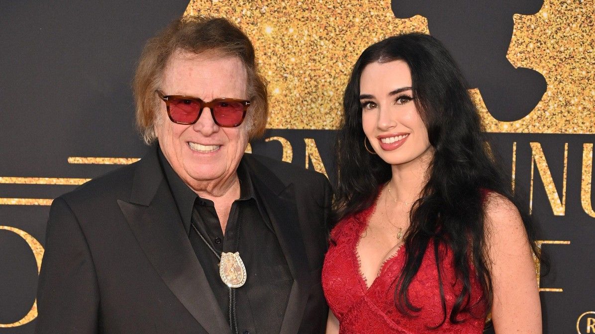 Se svou nádhernou přítelkyní (31) oslavil zpěvák (80) hitu American Pie už desáté výročí!