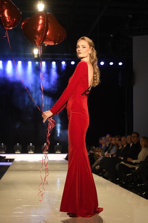 Bizarní nehodu si přivodila při kašli: Vítězka světové soutěže krásy na mole v Brně zvládla chodit jen díky injekcím