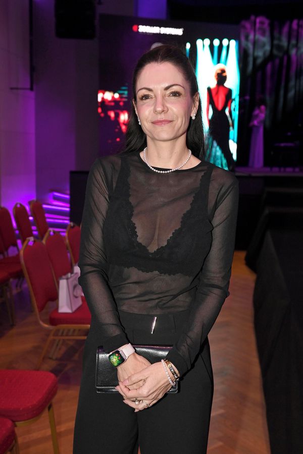 Krásná manželka Petra Jandy se stále více svléká: V průhledném topu předvedla vnady jen v krajkové podprsence - fotka 1/1