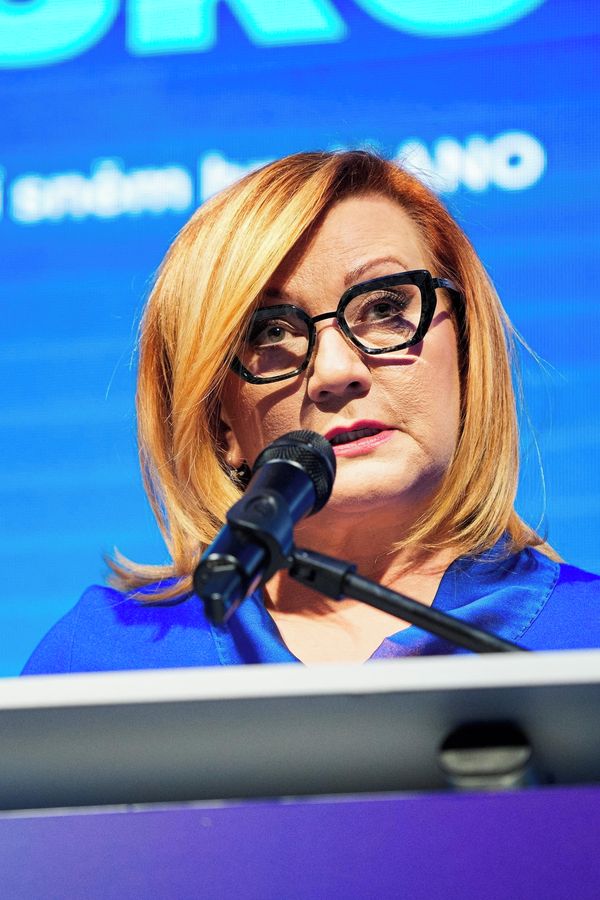 Alena Schillerová šokovala družným hovorem s eurokomisařem: Řešily se jazyky, pak si fanoušci všimli zásadní věci - fotka 1/1