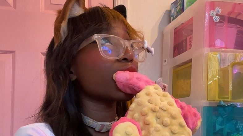 Dívka žije jako pes. Chodí na vodítku, aportuje, vrtí ocasem a za odměnu dostává pamlsky