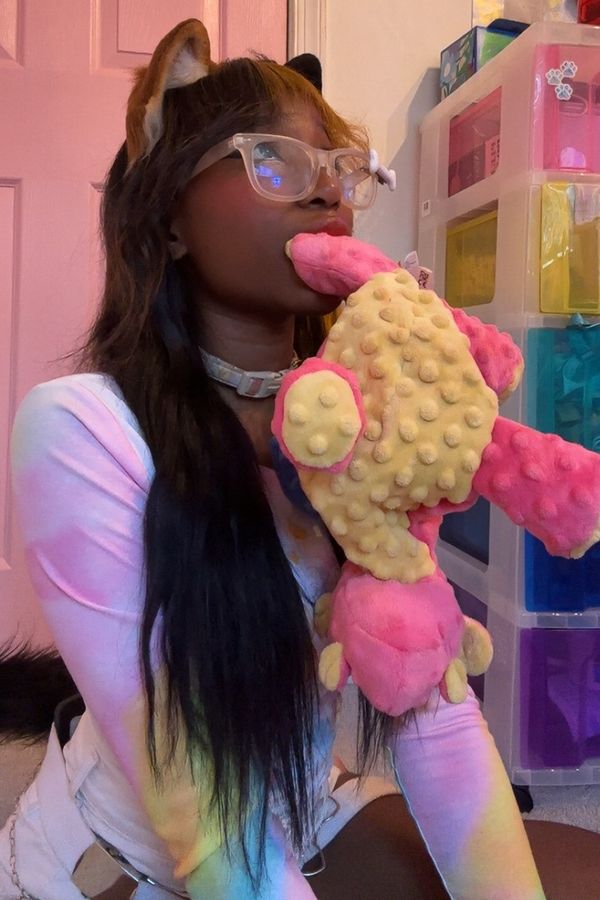 Dívka žije jako pes. Chodí na vodítku, aportuje, vrtí ocasem a za odměnu dostává pamlsky - fotka 1/1