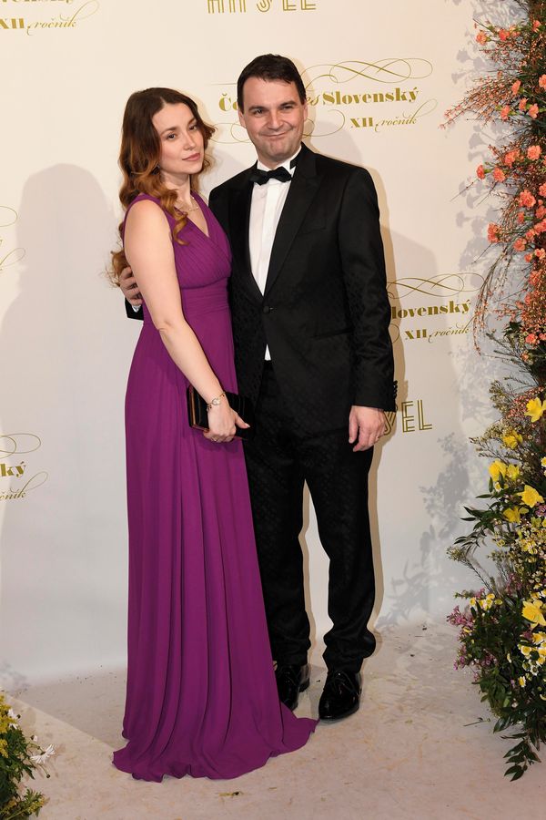 Manželka Petra Macinky v rudém prádle a podvazcích: Ministr má doma o třináct let mladší kočku - fotka 1/1