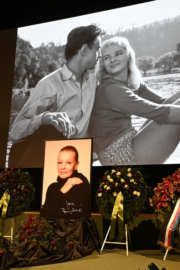 Lidé se loučí s legendární herečkou Janou Brejchovou: Tichá vzpomínka v Lucerně s dojemnými záběry - fotka 1/1