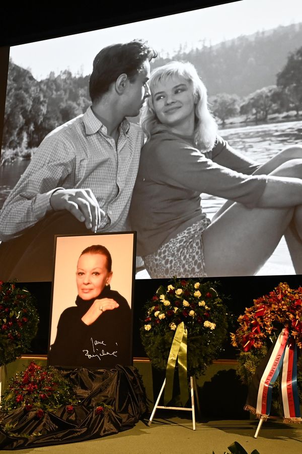 Lidé se loučí s legendární herečkou Janou Brejchovou: Tichá vzpomínka v Lucerně s dojemnými záběry - fotka 1/1